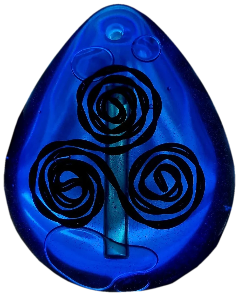 Raumreiniger in Eiform: blaues Glas-Ei mit Triskelion